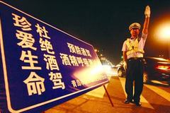 丈夫举报老婆酒驾，扬言要让她后悔一辈子，竟是因为他？