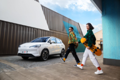 俗称小Model 3！哪吒V 5.99万起上市，品价极高！