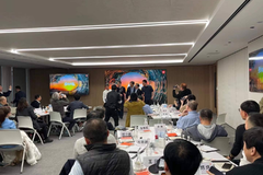 雷军“拉伙照”内心OS：王传福最乐，何小鹏最尬，李斌最淡定？