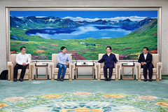 “雷军，求你别乱跑了，你是不是在炒汽车股？”