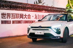 凡尔赛C5 X的科技底牌：智能车机比肩头部主流水平！