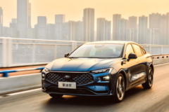 15.98万起配2.0T+8AT，迈腾、亚洲龙拿什么跟新蒙迪欧打？