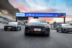 10万级的轿车，却在赛道上玩操控，长安UNI-V的依仗是什么？