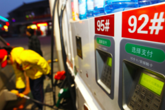 今年第十涨！油价进入“10元”时代，燃油车已经进入退市倒计时？