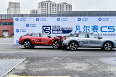 国内首次高速连环追尾测试，凡尔赛C5 X 2023款何以树立安全典范？