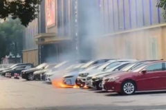 又有新能源车烧了，岚图追光起火疑点重重，电池灭火太过敷衍？