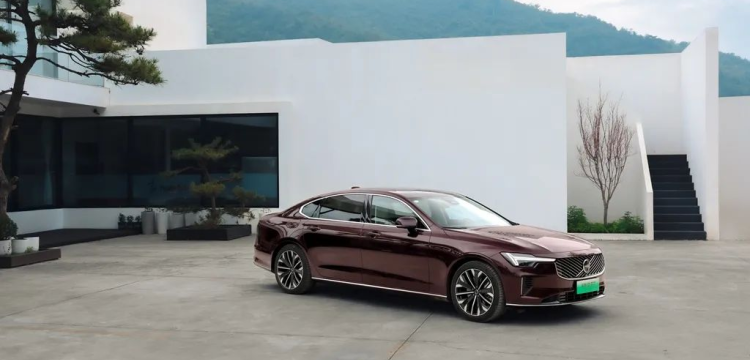 技术越喧哗，沃尔沃越克制——S90用“人性安全”反问这个时代