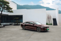 技术越喧哗，沃尔沃越克制——S90用“人性安全”反问这个时代
