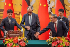 德国车企“组团求生”：默茨访华，背后是卖不动的燃油车