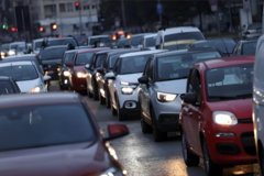 “说真话”的张雪峰离世，车圈打工人却“慌了”