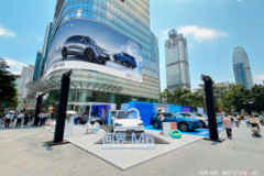 五一打卡顶流：问界M6七色展车+灵感橱窗，广州车主现场提车