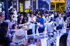 汽车，才是离我们最近的“人形机器人”！