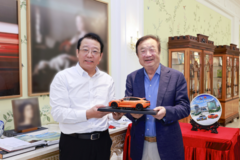 任正非冯兴亚二度会面，都在关注这款新车，有多“起劲”？