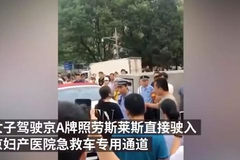 劳斯莱斯女车主医院门口堵路，威胁交警：“你今天动我试试”