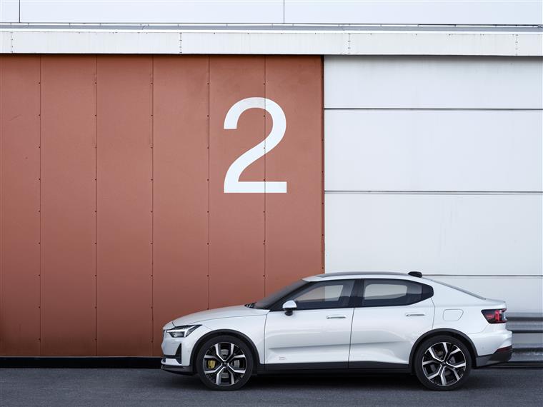 Polestar2电动跑车亮相广州,剑指特斯拉Model 3