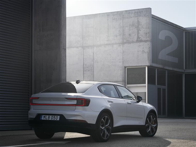 Polestar2电动跑车亮相广州,剑指特斯拉Model 3