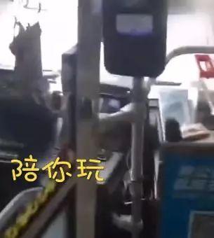 嚣张！宝马恶意逼停公交，还放狠话：就爱逆行，我车多