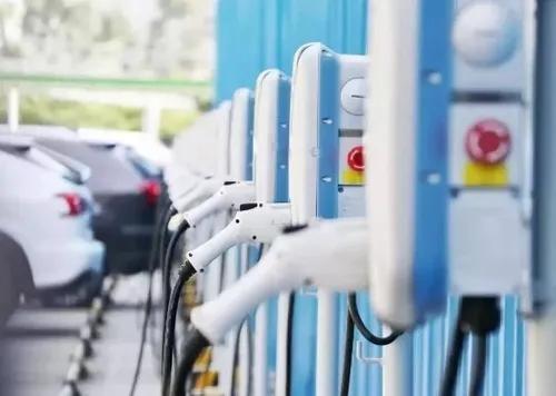 此消彼长！燃油车将要退出市场，扶新能源车“上位”？