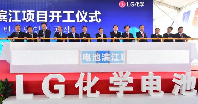 销量暴跌、垄断格局被打破，宁德时代的“王冠”，还能再戴多久？