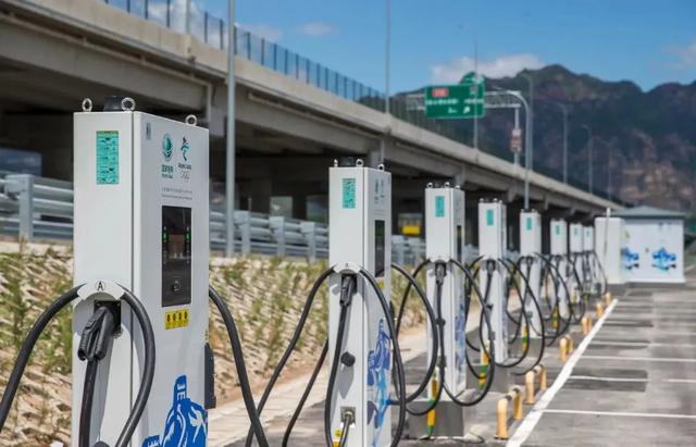 双拳出击！宝马布局新能源市场，预计明年交付100万辆纯电动车