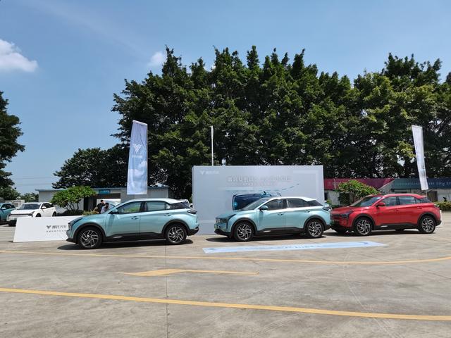 试驾哪吒U：驾控比肩燃油车，实力不允许低调