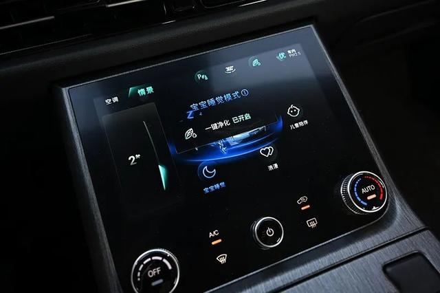 试驾哪吒U：驾控比肩燃油车，实力不允许低调