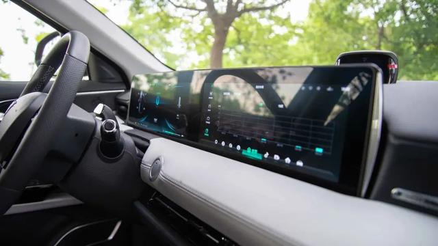 试驾哪吒U：驾控比肩燃油车，实力不允许低调