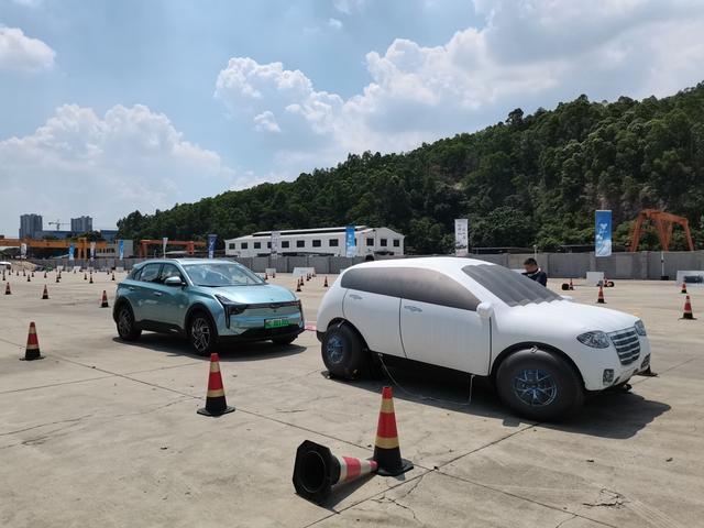 试驾哪吒U：驾控比肩燃油车，实力不允许低调