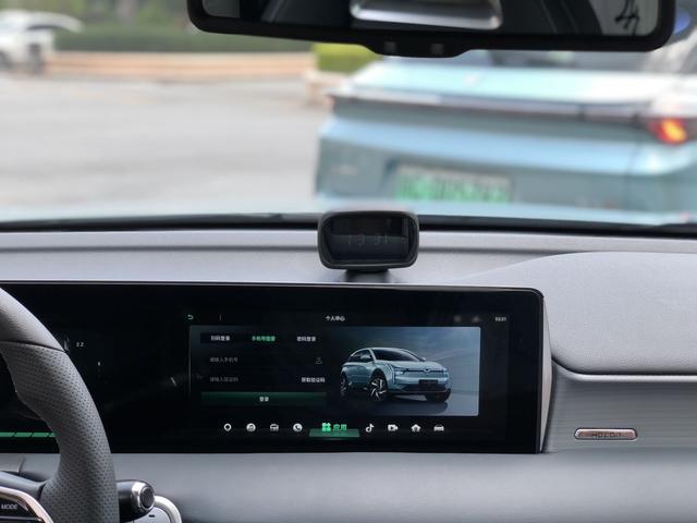 试驾哪吒U：驾控比肩燃油车，实力不允许低调
