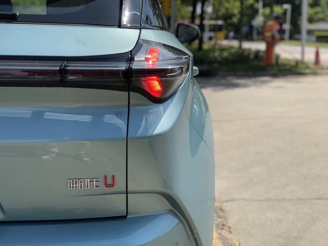 试驾哪吒U：驾控比肩燃油车，实力不允许低调