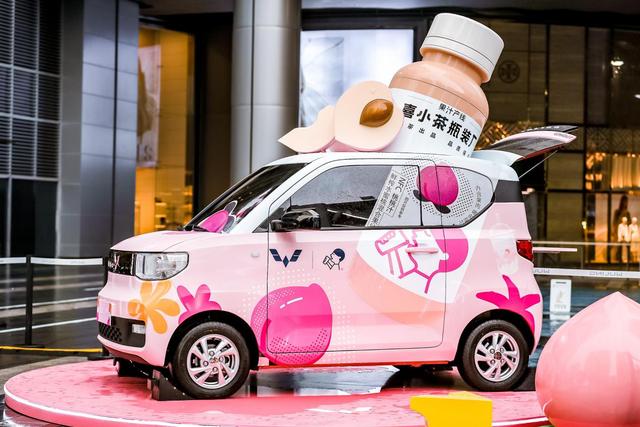 除了宏光MINI EV，还有宏光侠！五菱在成都车展和喜茶玩起来了