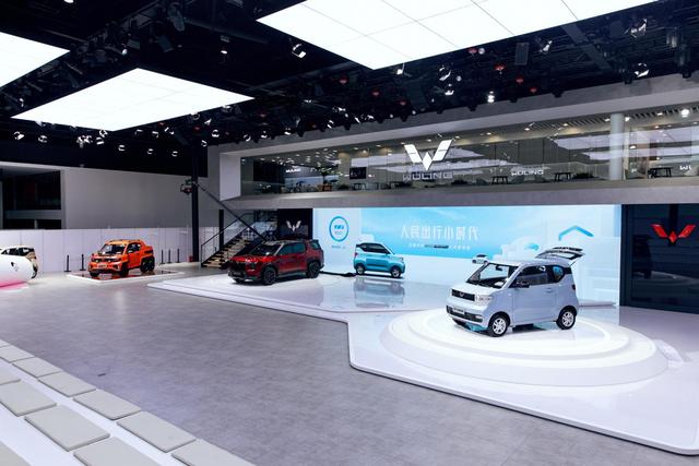 除了宏光MINI EV，还有宏光侠！五菱在成都车展和喜茶玩起来了
