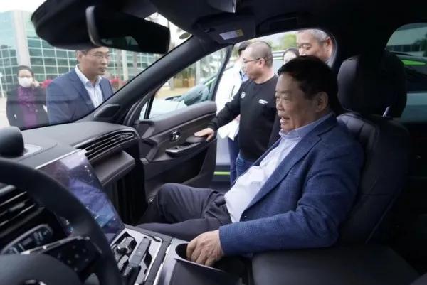 又双叒提新车！不是停车位不够用，是曹德旺不够用了